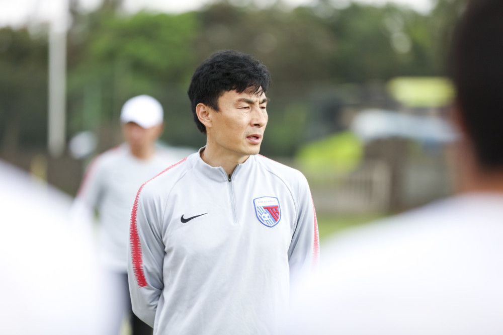 他想起在燕京叶陵山遇到的那位百岁风水师，赖清华。